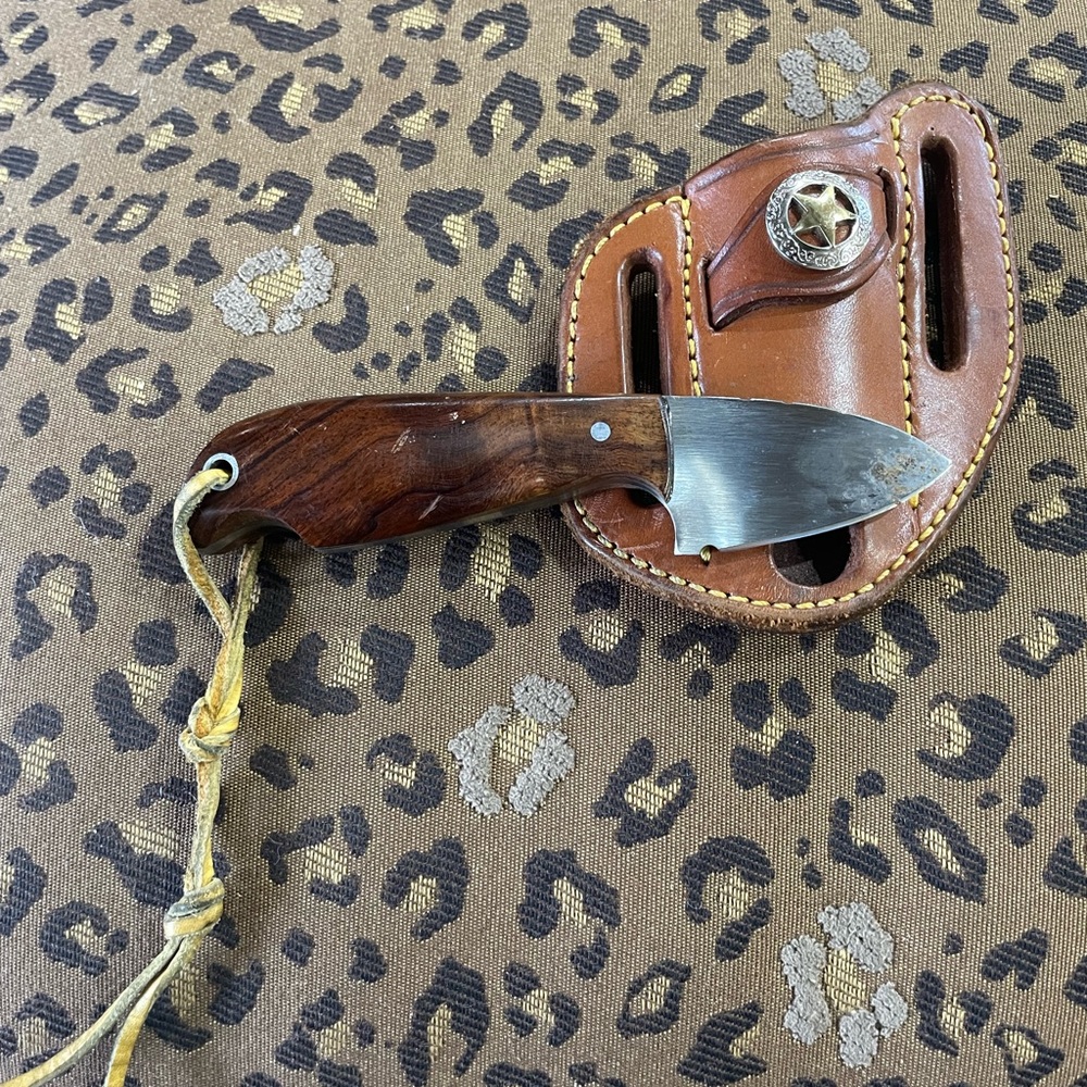 Carry knife w holster